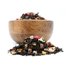 Load image into Gallery viewer, Μαύρο Τσάι Φρούτα του Δάσους σε ξύλινο μπωλ