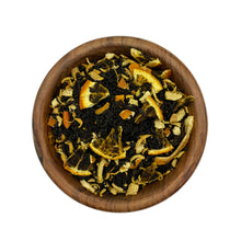 Load image into Gallery viewer, Μαύρο Τσάι με αποξηραμένα κομμάτια Πορτοκαλιού σε ξύλινο μπωλακι