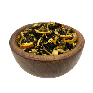 Μαύρο Τσάι με αποξηραμένα κομμάτια Πορτοκαλιού σε ξύλινο μπωλακι